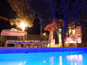 una piscina davanti a una casa di notte di The Wood House a Maasser El Chouf