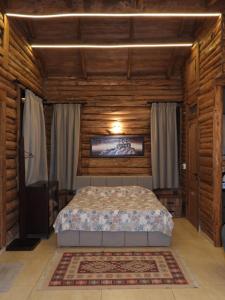 una camera da letto con un letto in una stanza con pareti in legno di The Wood House a Maasser El Chouf