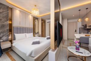 ein Schlafzimmer mit großem Bett und eine Küche in der Unterkunft Bellevue Lagoon Premium Apart Hotel by TropicLook in Laguna Phuket + 85 Fotos