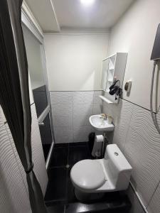 タルマにあるPrivate Apartment Autonomous Access Fiber Optic Wifiのトイレと洗面台のある小さなバスルーム