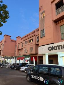 マラケシュにあるASSILA Jardin Marrakech Aéroportの建物前に停まった黒いバン