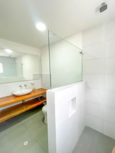 une salle de bain avec une douche en verre et des toilettes dans l'établissement Espacioso Apto Moderno! Excelente Ubicación Norte de Barranquilla, à Barranquilla 24 autres photos