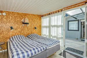 Una cama o camas en una habitación de Beach House Near Reersø