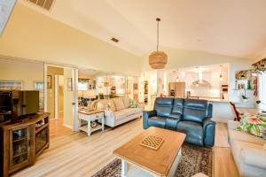 una sala de estar con un sofá y una mesa en Extended Stay in Estero Townhome with Lake Views!, en Estero