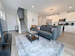 una sala de estar con un sofá y una mesa en 4BR Townhouse with Lake View & Parking - Sleeps 10 - WV rep 3, en Warrenville