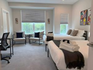 1 dormitorio con 2 camas, escritorio y sillas en 4BR Townhouse with Lake View & Parking - Sleeps 10 - WV rep 3, en Warrenville