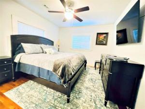 a bedroom with a bed and a ceiling fan at The great retreat - 1 mile from the University in Fayetteville +18 photos