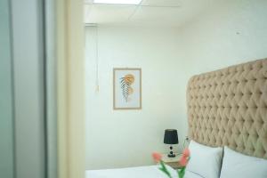 丹吉尔Cosy & Central, your Perfect City Spot的卧室里有一张床，墙上挂着一幅画