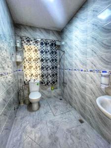 丹吉尔Cosy & Central, your Perfect City Spot的带马桶和水槽的浴室