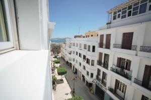 丹吉尔Cosy & Central, your Perfect City Spot的从大楼欣赏到街道的景色