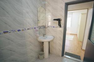 丹吉尔Cosy & Central, your Perfect City Spot的浴室里有洗手池和镜子 更多4张照片