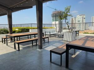 a group of tables and benches on a roof at Cozy loft equipped with incredible views for 2 in Monterrey