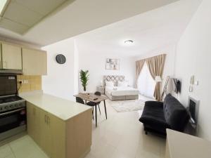 Kuchyň nebo kuchyňský kout v ubytování Spacious Studio Retreat in Bab Al Bahr