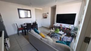un salon avec un canapé et une télévision à écran plat dans l'établissement Departamento 2 dormitorios Temuco norte, à Temuco