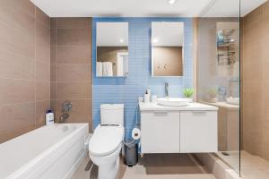 Ένα μπάνιο στο Luxury Urban Escape with Million-Dollar Vancouver Views