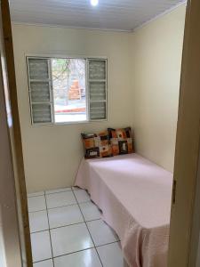 Ένα ή περισσότερα κρεβάτια σε δωμάτιο στο Casa com 3 Quartos a 140m da Praia de Calheiros
