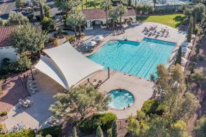 una vista dall'alto di una piscina in un resort di Private Villa at Corte Bella Country Club a Sun City West