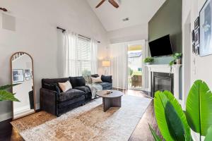 Μια τηλεόραση ή/και κέντρο ψυχαγωγίας στο Modern Upscale Farmhouse- in Uptown CLT!