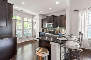 Η κουζίνα ή μικρή κουζίνα στο Modern Upscale Farmhouse- in Uptown CLT!