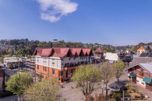 una vista aérea de una ciudad con un edificio en Guida Residenza Pousada, en Campos do Jordão