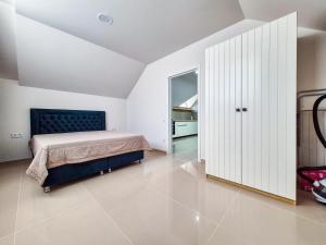 una camera con un letto e un grande armadio di BunApart Ciorescu Centru a Ciorescu