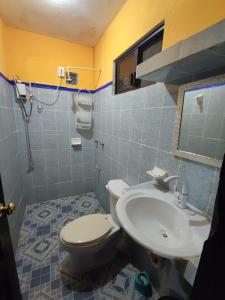 a bathroom with a toilet and a sink at Las Villas Champoton in Champotón