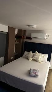 Ένα ή περισσότερα κρεβάτια σε δωμάτιο στο Hotel Oasis Premiun Sevilla