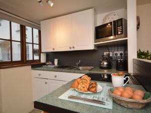 una cocina con un plato de comida en una barra en 2 Bed in Kilkhampton TRDAI, en Kilkhampton