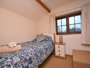 un dormitorio con una cama y una ventana en 2 Bed in Kilkhampton TRDAI, en Kilkhampton