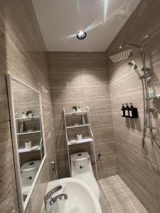 a bathroom with a shower and a toilet and a sink at الأجنحة الراقية جناح غرفة نوم وصالة بجانب البوليڤارد Elegant Suites Suite Bedroom & living room near Boulevard in Riyadh