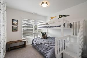 Un dormitorio con una litera y una escalera. en The Happy Place near Snowbasin, en Morgan