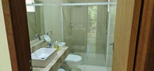 a bathroom with a toilet and a sink and a shower at Sincorá Guesthouse in Lençóis