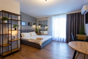 una camera da letto con un letto e una libreria di Нова студія в стилі лофт біля ТРЦ Нікольський - Харківська набережна 3-9 a Charkiv