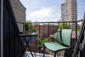 balcone con sedia verde e tavolo di Нова студія в стилі лофт біля ТРЦ Нікольський - Харківська набережна 3-9 a Charkiv