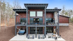 ein modernes Haus mit Terrasse und Innenhof in der Unterkunft Ultra Luxury Cabin, Stunning Mtn Views, Game room in Mineral Bluff