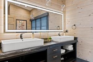 ein Badezimmer mit zwei Waschbecken und einem großen Spiegel in der Unterkunft Ultra Luxury Cabin, Stunning Mtn Views, Game room in Mineral Bluff + 59 Fotos