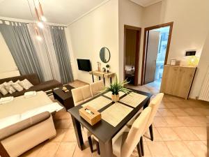 un soggiorno con un tavolo e un divano di CW Flat a Alexandroupoli