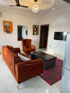 ein Wohnzimmer mit einer Couch und einem Couchtisch in der Unterkunft Gayern Apartments 