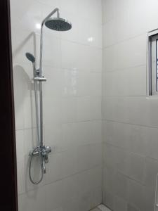 eine Dusche mit Duschkopf in einem Badezimmer in der Unterkunft Gayern Apartments 