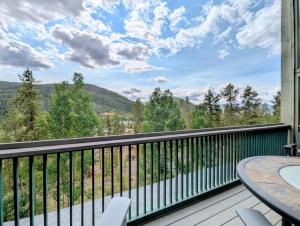 Nespecifikovaný výhled na hory nebo výhled na hory při pohledu z prázdninového domu