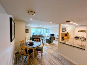 TV a/nebo společenská místnost v ubytování Saints John 2528 by SummitCove Lodging