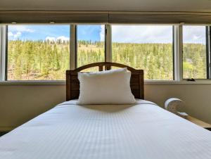 Postel nebo postele na pokoji v ubytování Saints John 2528 by SummitCove Lodging + 48 fotografií