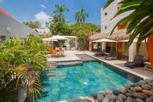 サンタ・クルス・ウアトゥルコにあるHOTEL BIULÚの建物の前のプール