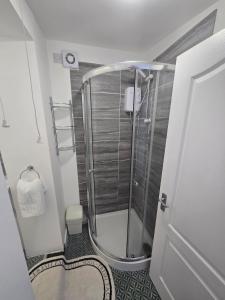 Ένα μπάνιο στο Lowenek House