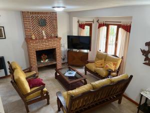 a living room with two chairs and a fireplace at Casa vacacional Mar de ostende in Ostende
