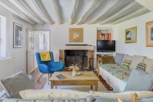 TV a/nebo společenská místnost v ubytování Le Petit Eden - Longère normande au cœur des champs