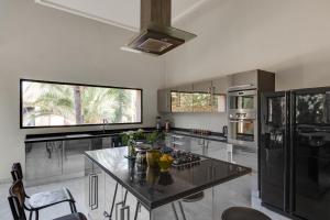 Una cocina grande con una gran isla en el medio. en Villa La Baraca, en Marrakech