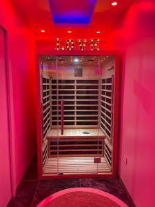 Una habitación rosa con un cartel que dice "doozy" en Appartement Love Room, jacuzzi spa & sauna, en Chevilly-Larue
