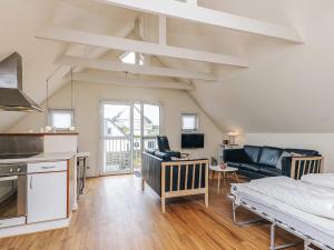 een keuken en een woonkamer met een bed en een bank bij 5 star holiday home in Løkken in Løkken +13 foto's