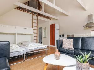 een woonkamer met een bank en een stapelbed bij 5 star holiday home in Løkken in Løkken